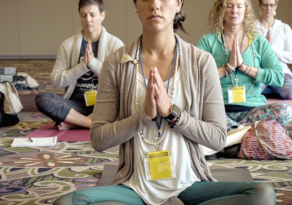 Dlaczego śpiewamy mantrę na&nbsp;początku i&nbsp;końcu zajęć jogi?