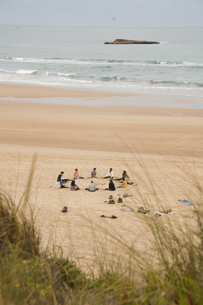 wyjazd-jogowy-joga-kundalini młoda kobieta relaksująca się na pomoście